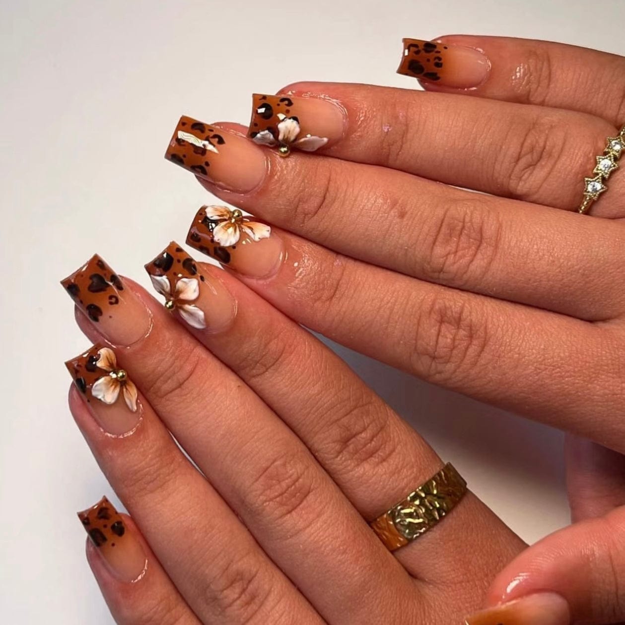 Brown fall nail featuring warm tones for a cozy autumn manicure