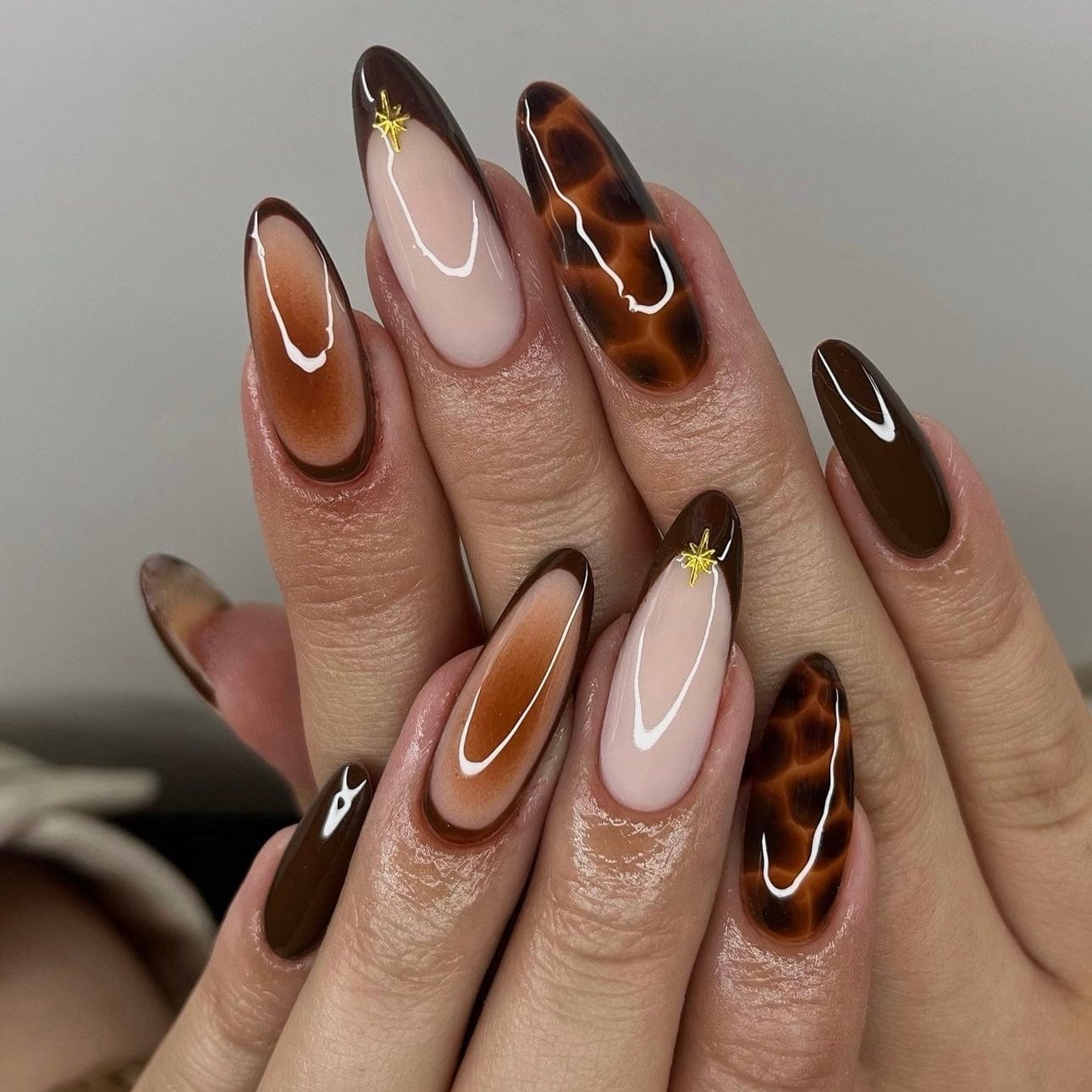 Light brown nails featuring soft, warm tones for a cozy fall look.