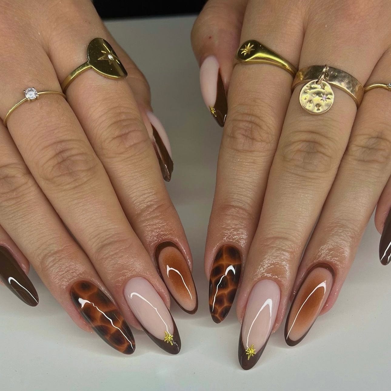 Nails light brown offering an earthy elegance, perfect for autumn style.