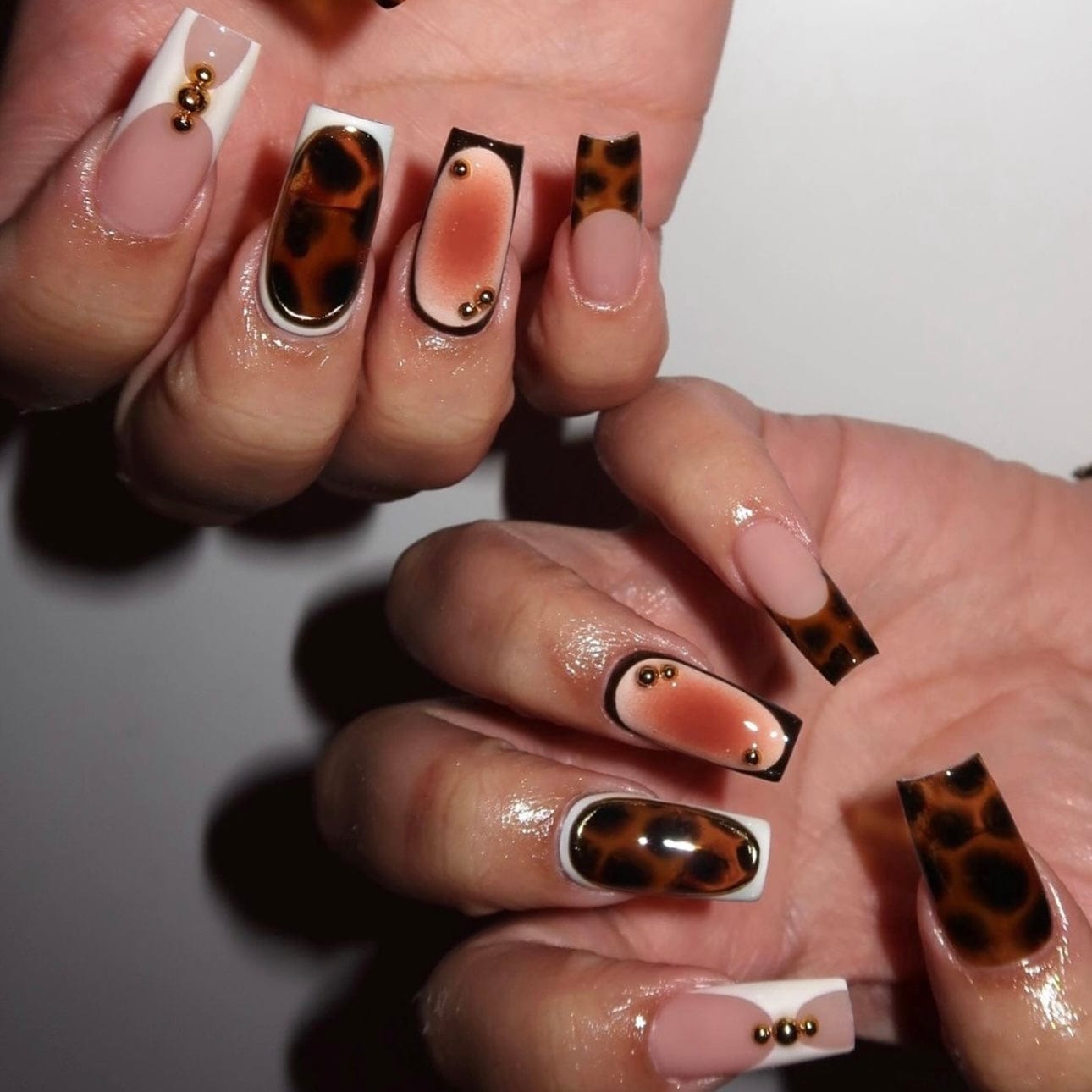 Tortoise shell nails in a stylish short square shape for autumn elegance.