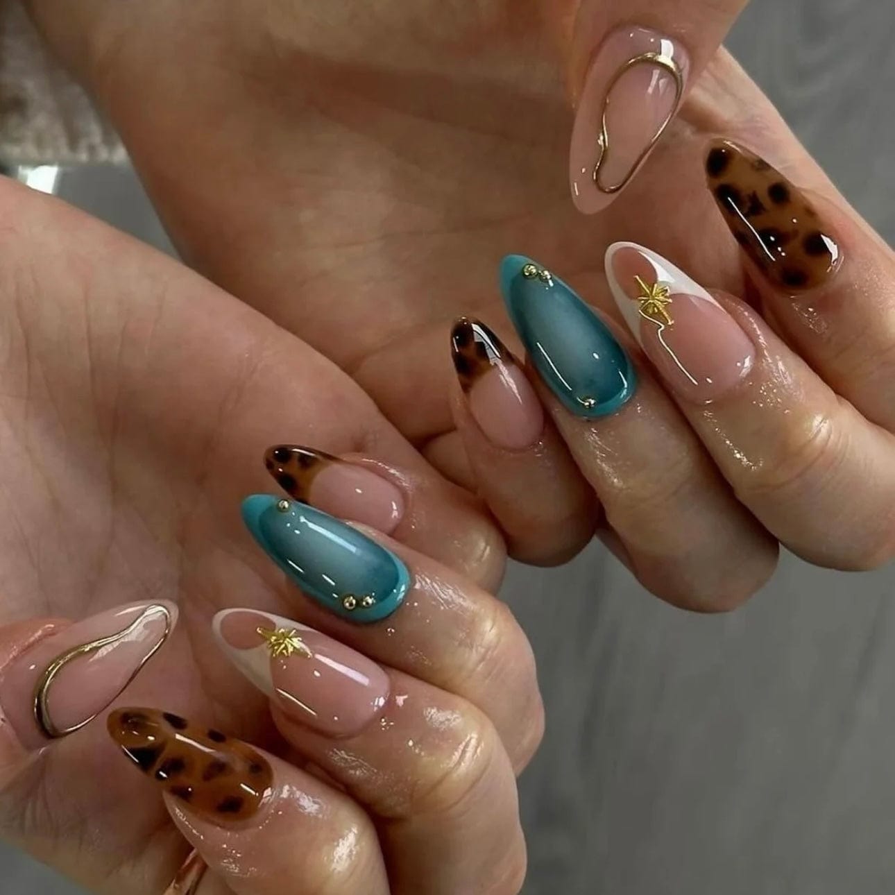 Tortoise shell press-on nails for a chic and trendy fall nail design